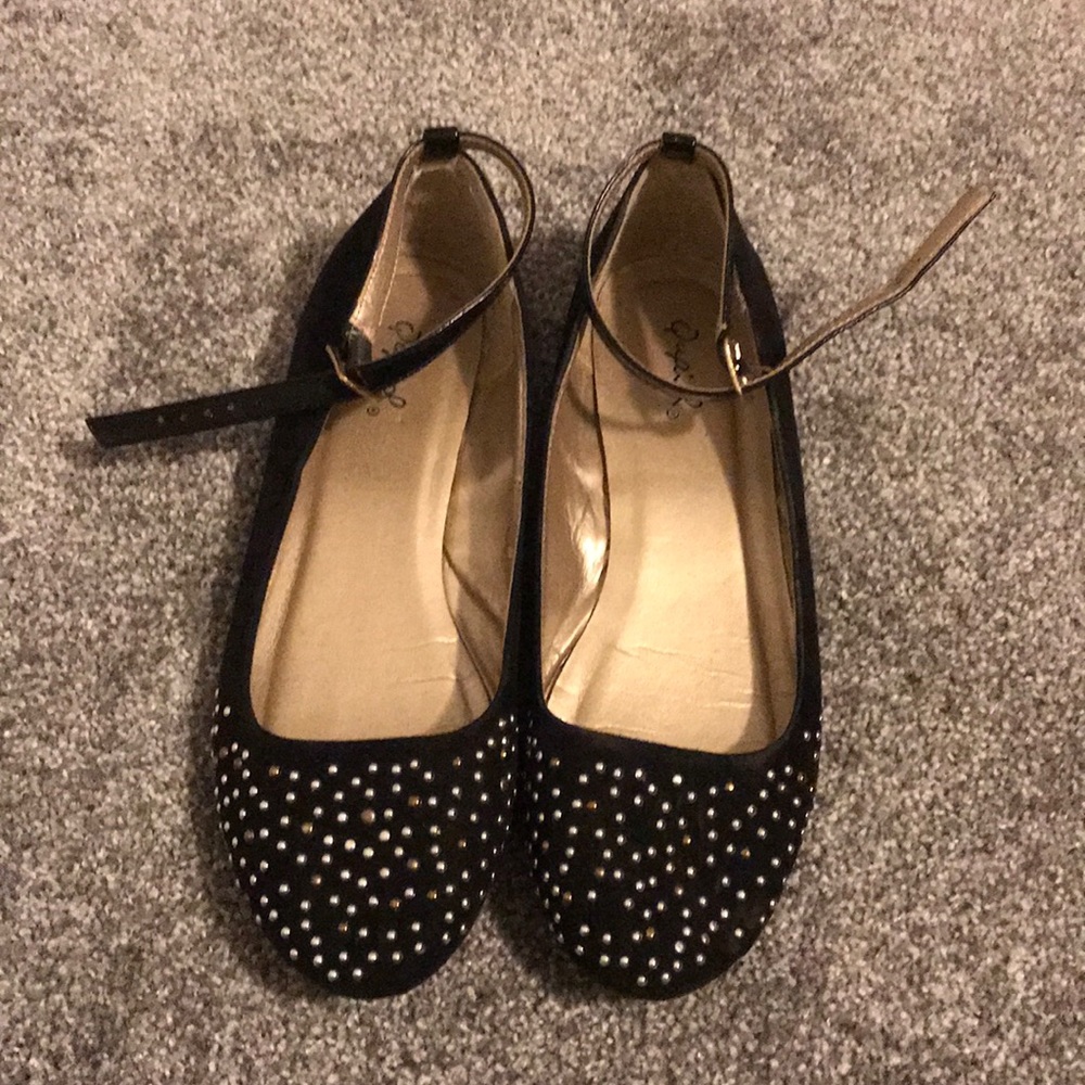 Black ballet flats